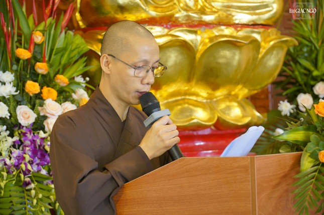 Đại đức Thích Không Hạnh thay mặt Ban Điều hành thông tin đến học viên chương trình khóa học tại Trung tâm Dịch thuật Hán Nôm Huệ Quang