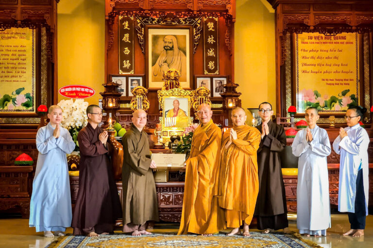 VIỆN NGHIÊN CỨU PHẬT HỌC VIỆT NAM THĂM HỎI VÀ ĐỘNG VIÊN BAN PHIÊN DỊCH: “VỮNG VÀNG TRÊN HÀNH TRÌNH PHIÊN DỊCH HÁN TẠNG”